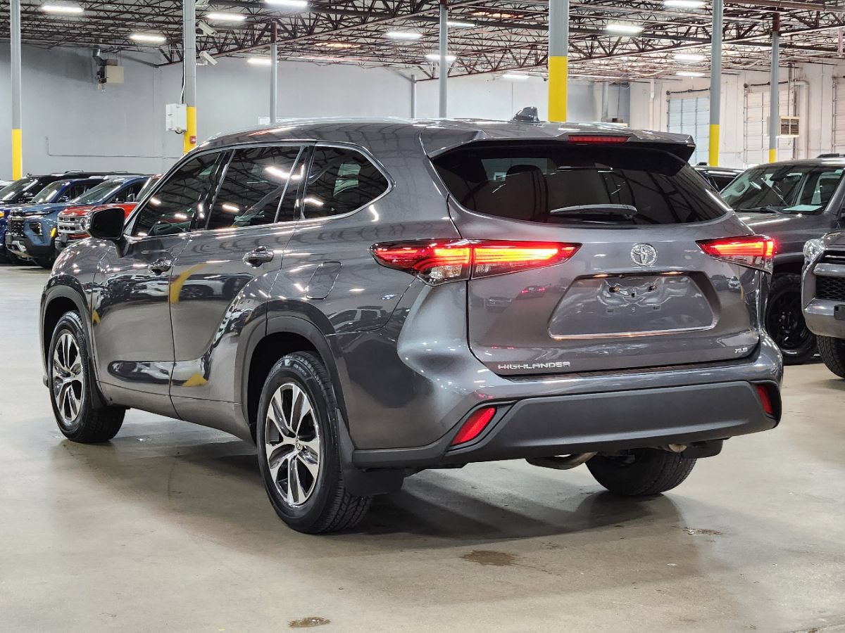 Used 2022 Toyota Highlander XLE FWD image 11