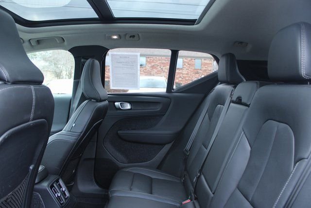 Used 2025 Volvo XC40 B5 Plus image 30