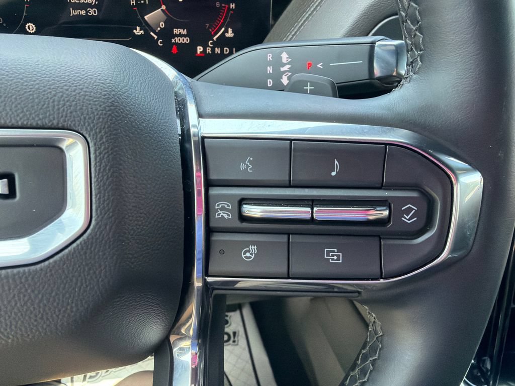 Used 2025 GMC Yukon Denali AWD/4WD image 32