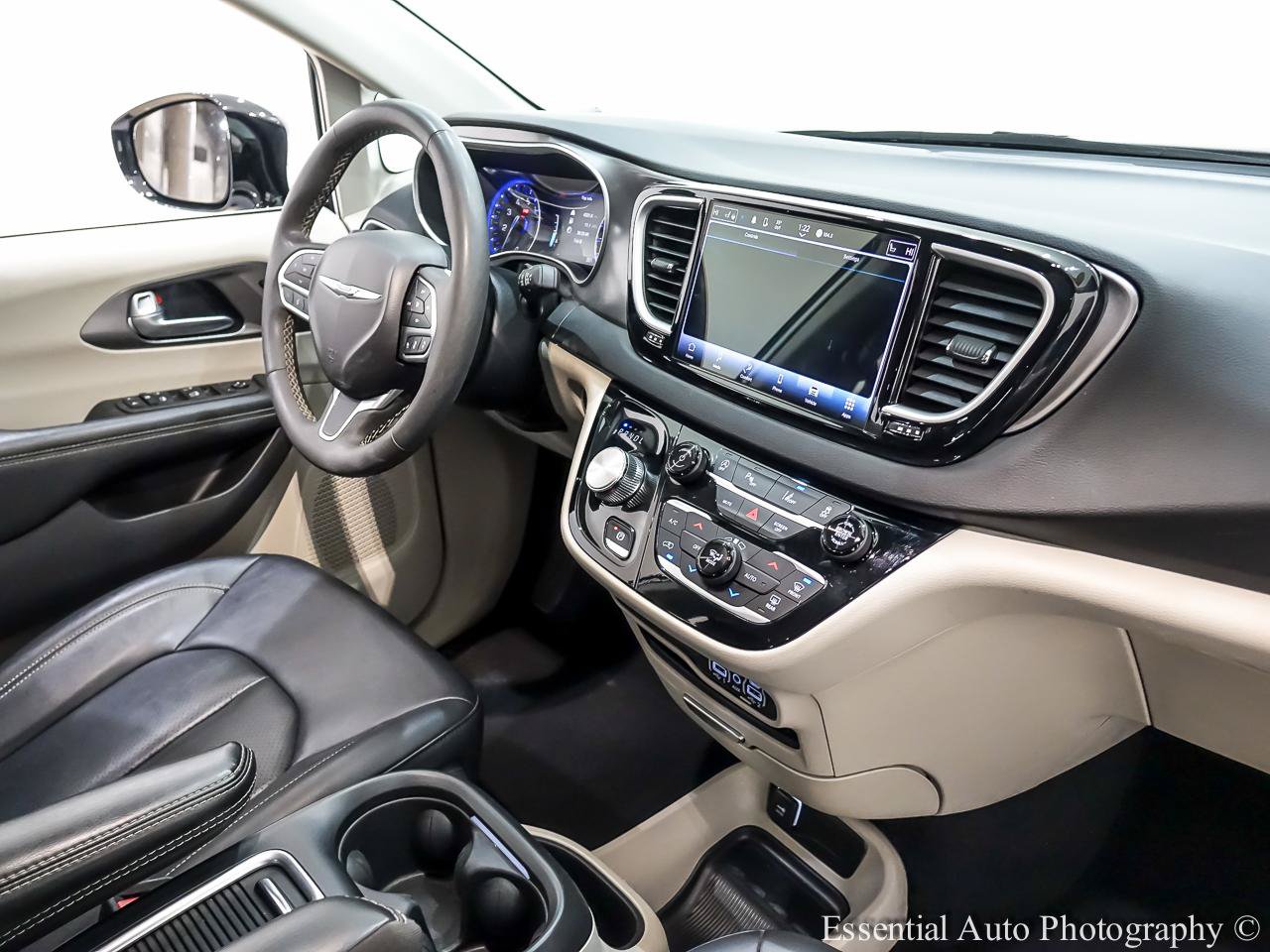 Used 2024 Chrysler Pacifica Touring-L FWD image 30