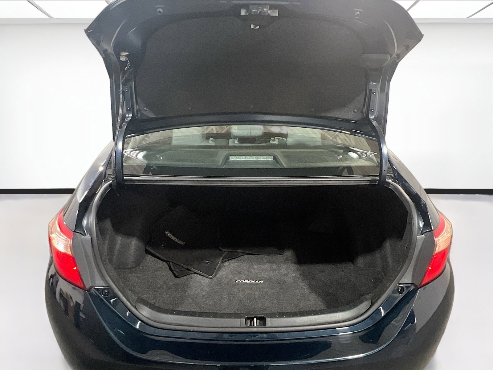 Used 2019 Toyota Corolla LE w/ Carpet Mat Package (TMS) FWD image 17