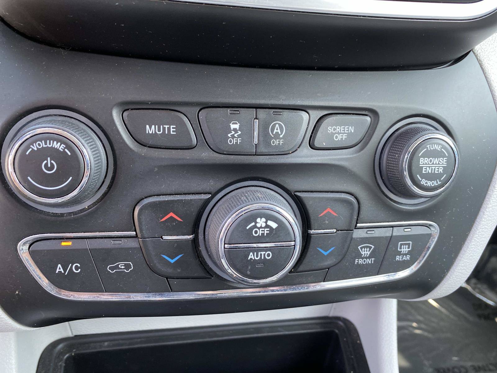 Used 2020 Jeep Cherokee Latitude Plus w/ Comfort/Convenience Group AWD/4WD image 15