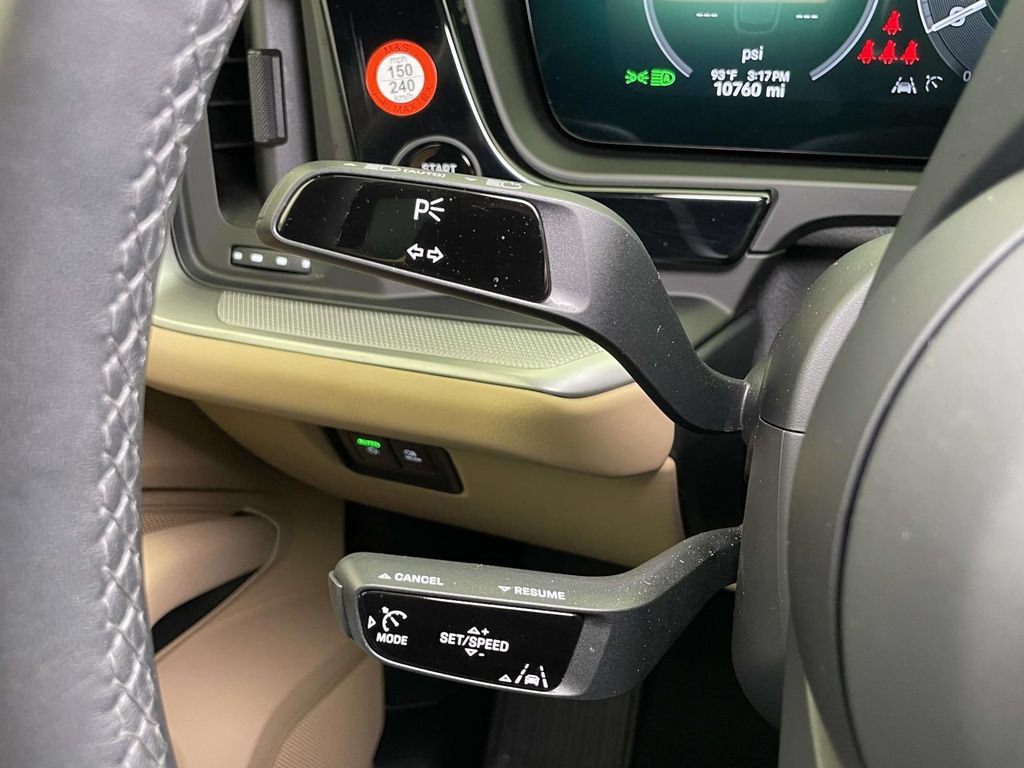 Certified 2024 Porsche Cayenne AWD/4WD image 40