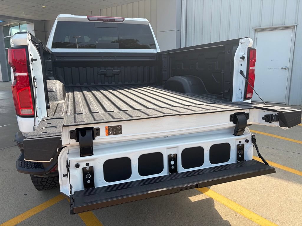 New 2026 Chevrolet Silverado 2500 ZR2 AWD/4WD image 13