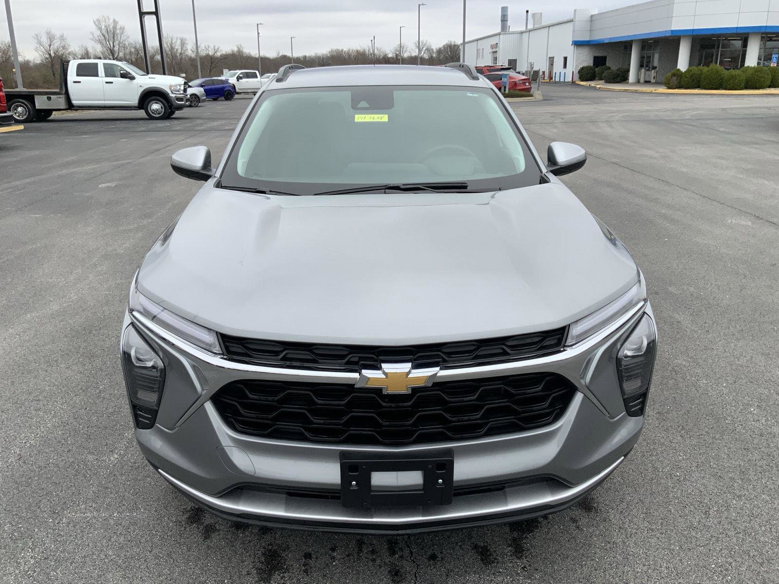 Used 2025 Chevrolet Trax LT w/ LT Convenience Package FWD image 3