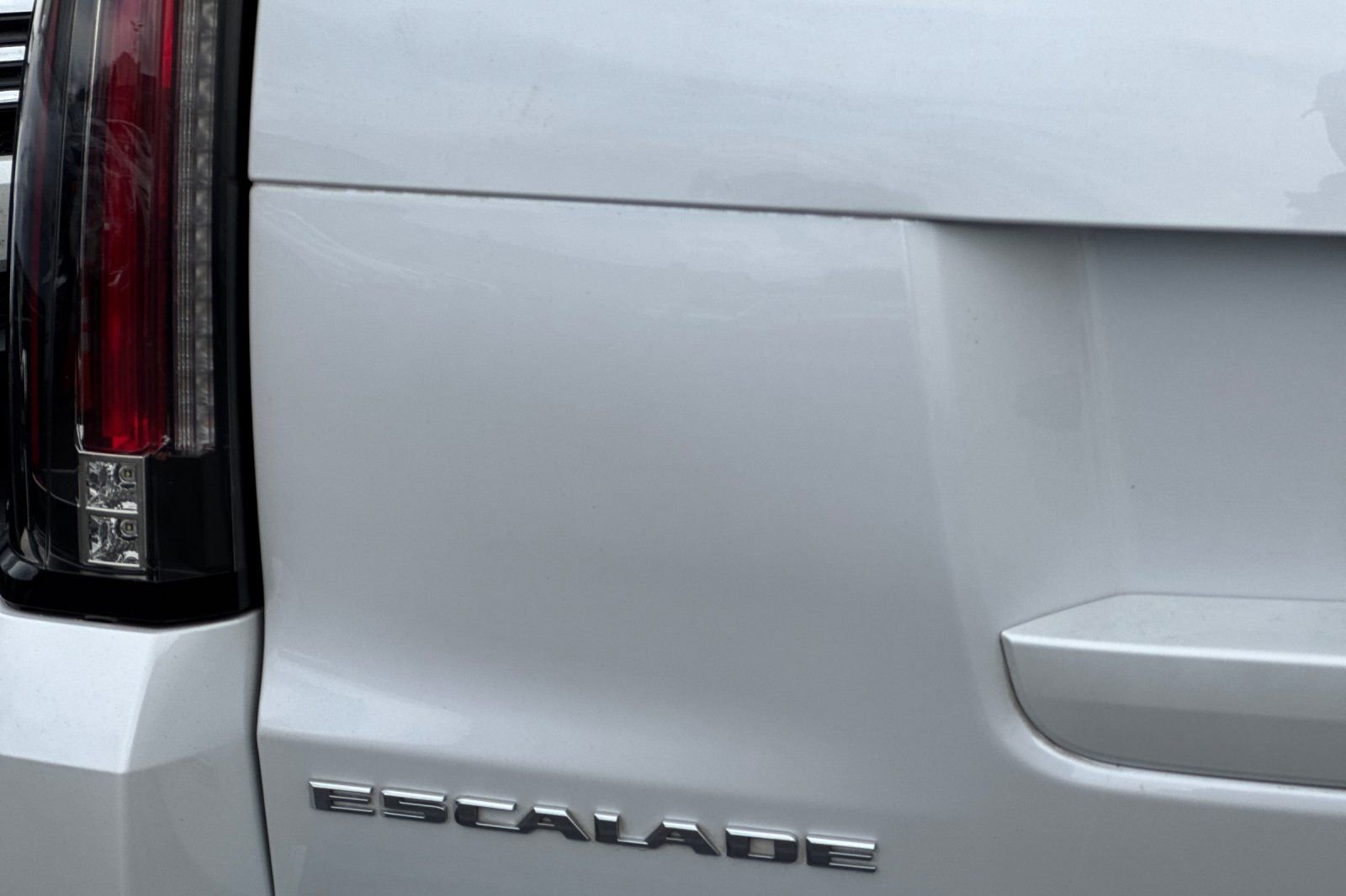 Used 2017 Cadillac Escalade Platinum image 12