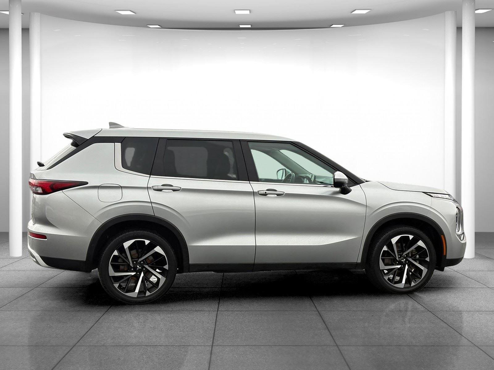 Used 2024 Mitsubishi Outlander SE image 8