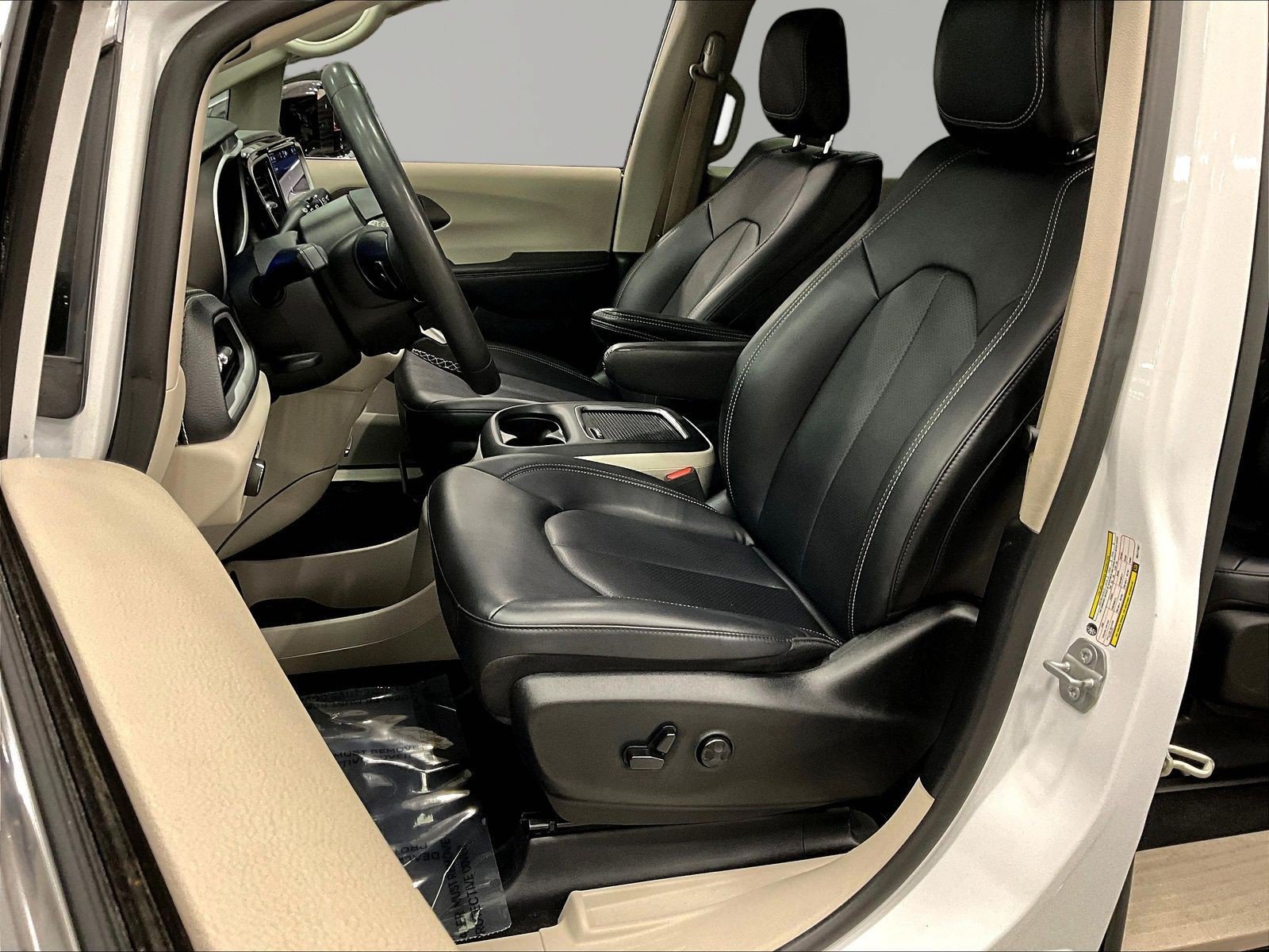 Used 2024 Chrysler Pacifica Limited FWD image 21