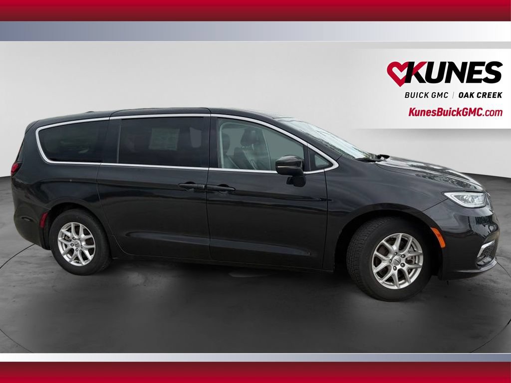 Used 2023 Chrysler Pacifica Touring-L FWD image 5