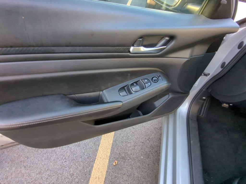 Used 2024 Nissan Altima 2.5 SV FWD image 8