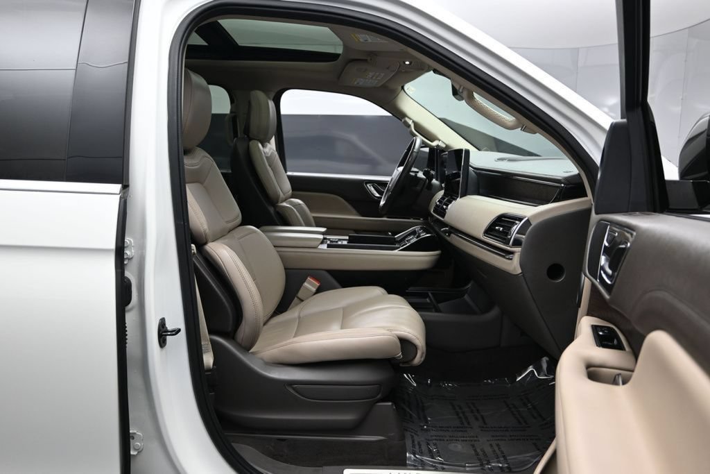 Used 2024 Lincoln Navigator Premiere AWD/4WD image 27