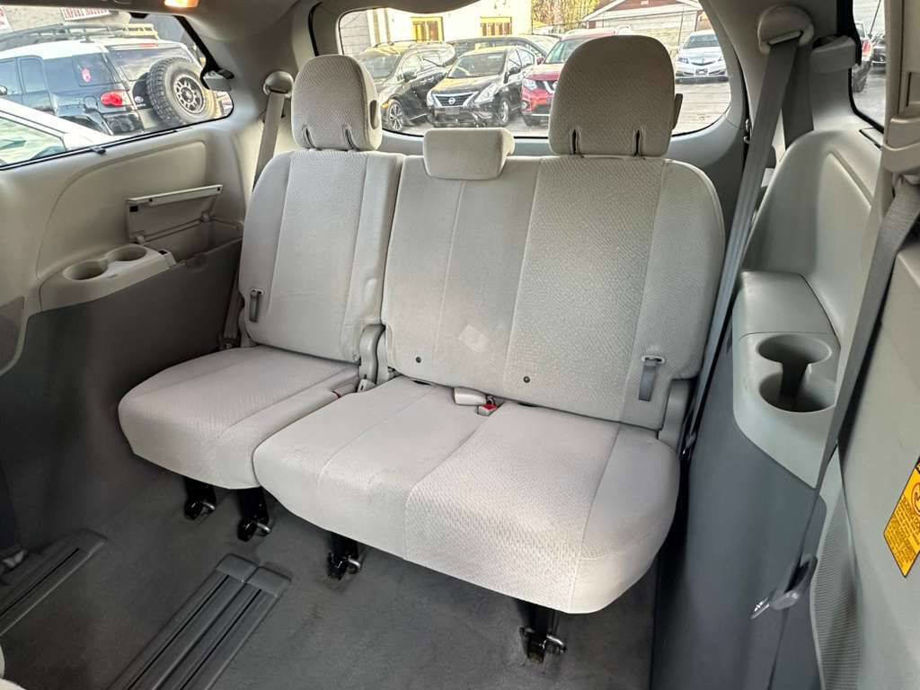 Used 2014 Toyota Sienna LE FWD image 22