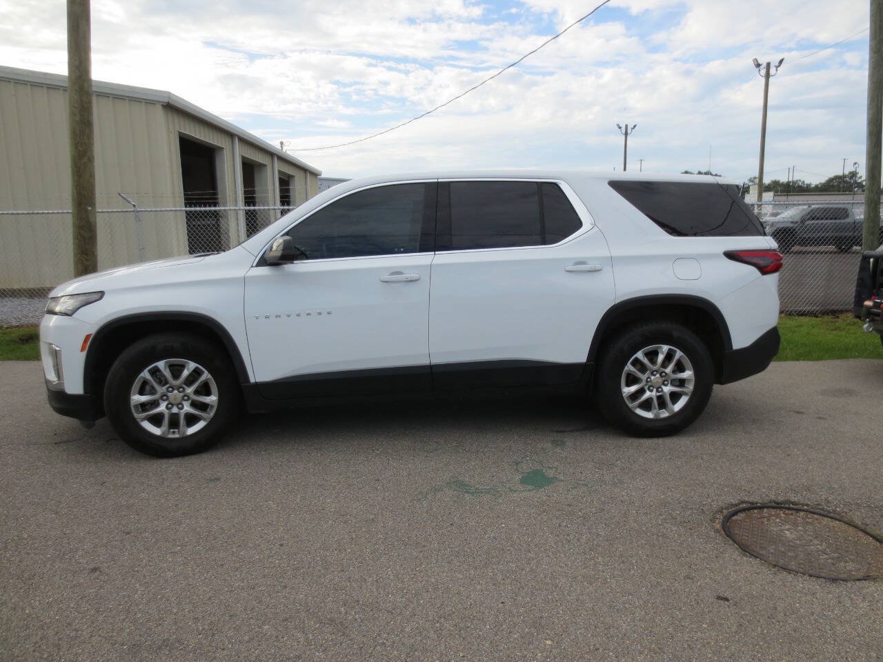 Used 2023 Chevrolet Traverse LS FWD image 1