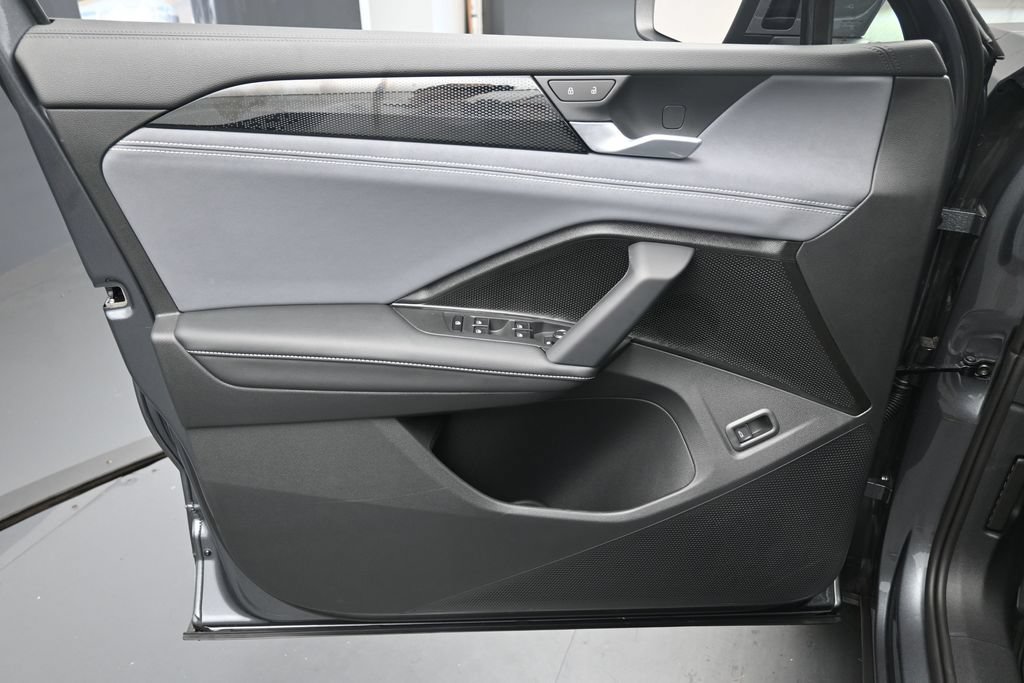 New 2026 Volkswagen Tiguan SE FWD image 19
