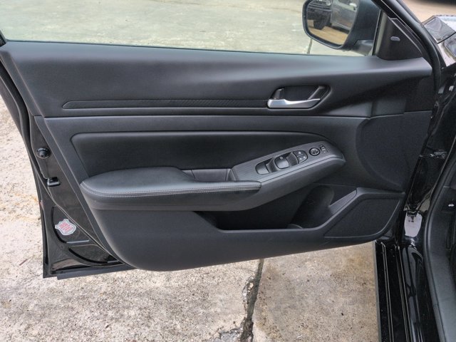 Used 2025 Nissan Altima 2.5 SV FWD image 11