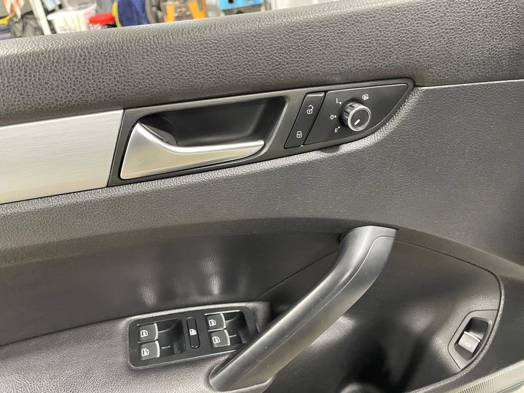 Used 2012 Volkswagen Passat 2.5 SE image 12