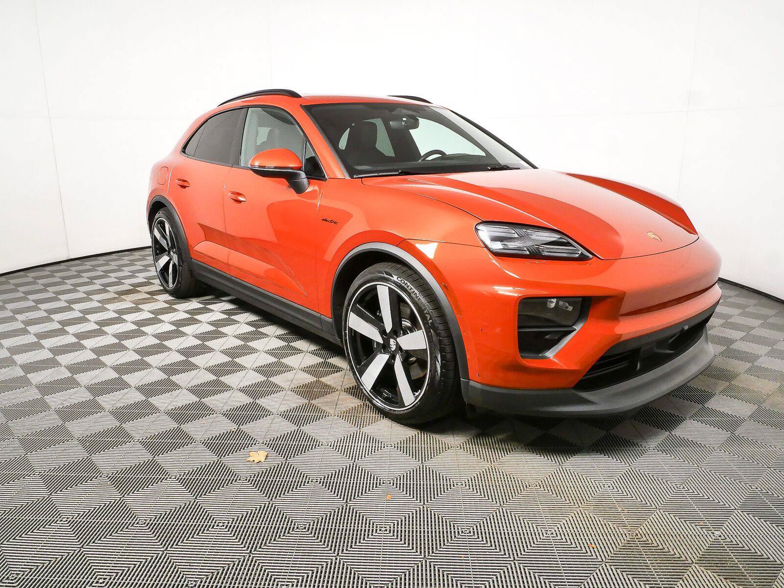 Certified 2025 Porsche Macan 4S Electric AWD/4WD image 26