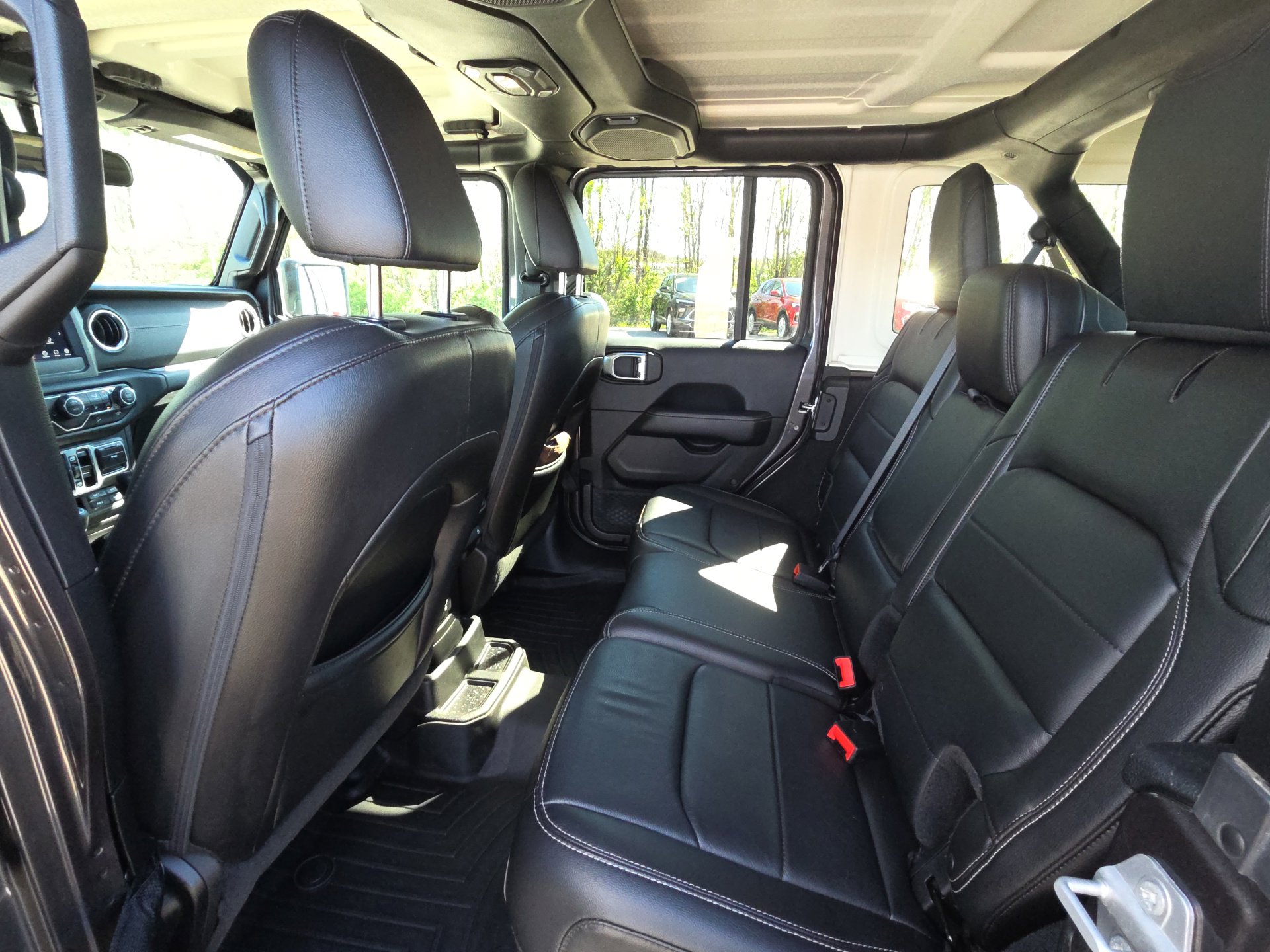 Used 2018 Jeep Wrangler Unlimited Sahara w/ Cold Weather Group image 28