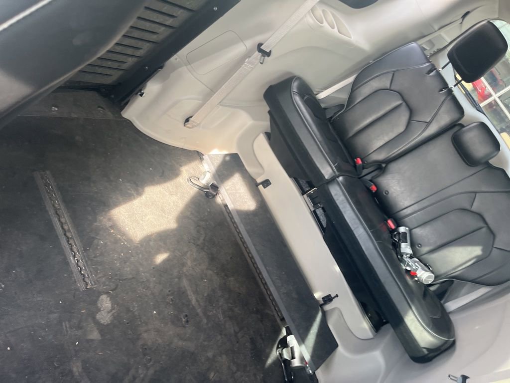 Used 2018 Chrysler Pacifica Limited w/ Tire & Wheel Group FWD image 22