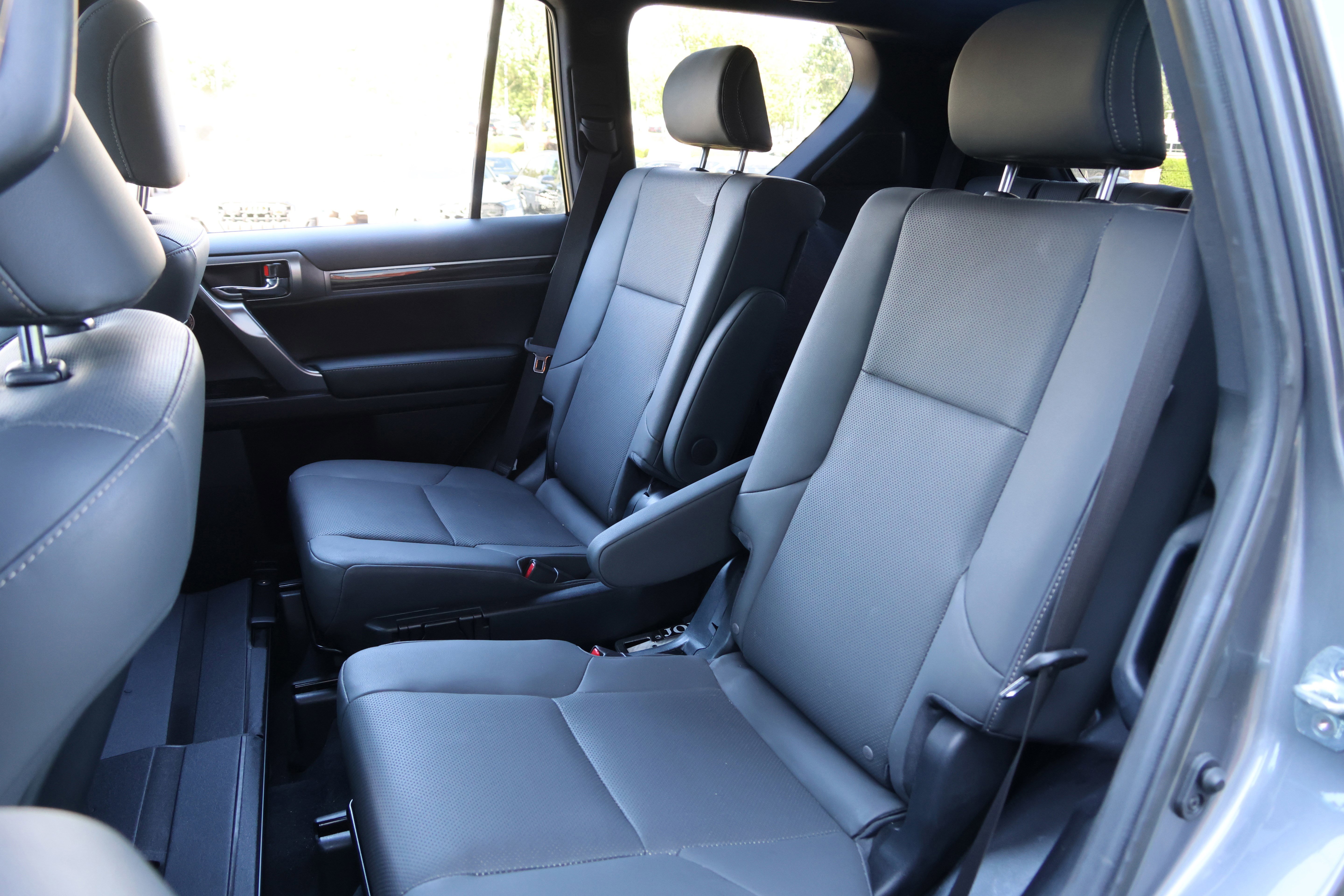 Used 2023 Lexus GX 460 Premium w/ Accessory Package AWD/4WD image 36