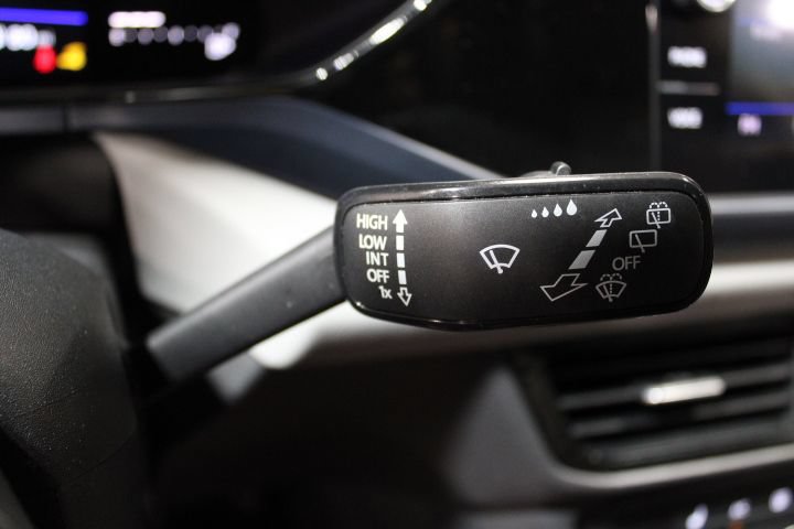 Used 2022 Volkswagen Taos SE w/ Panoramic Sunroof Package FWD image 39