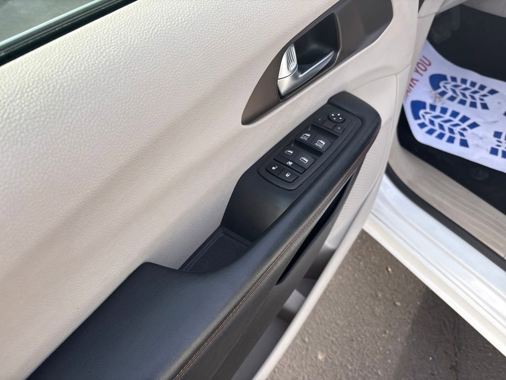 Used 2017 Chrysler Pacifica Touring image 12