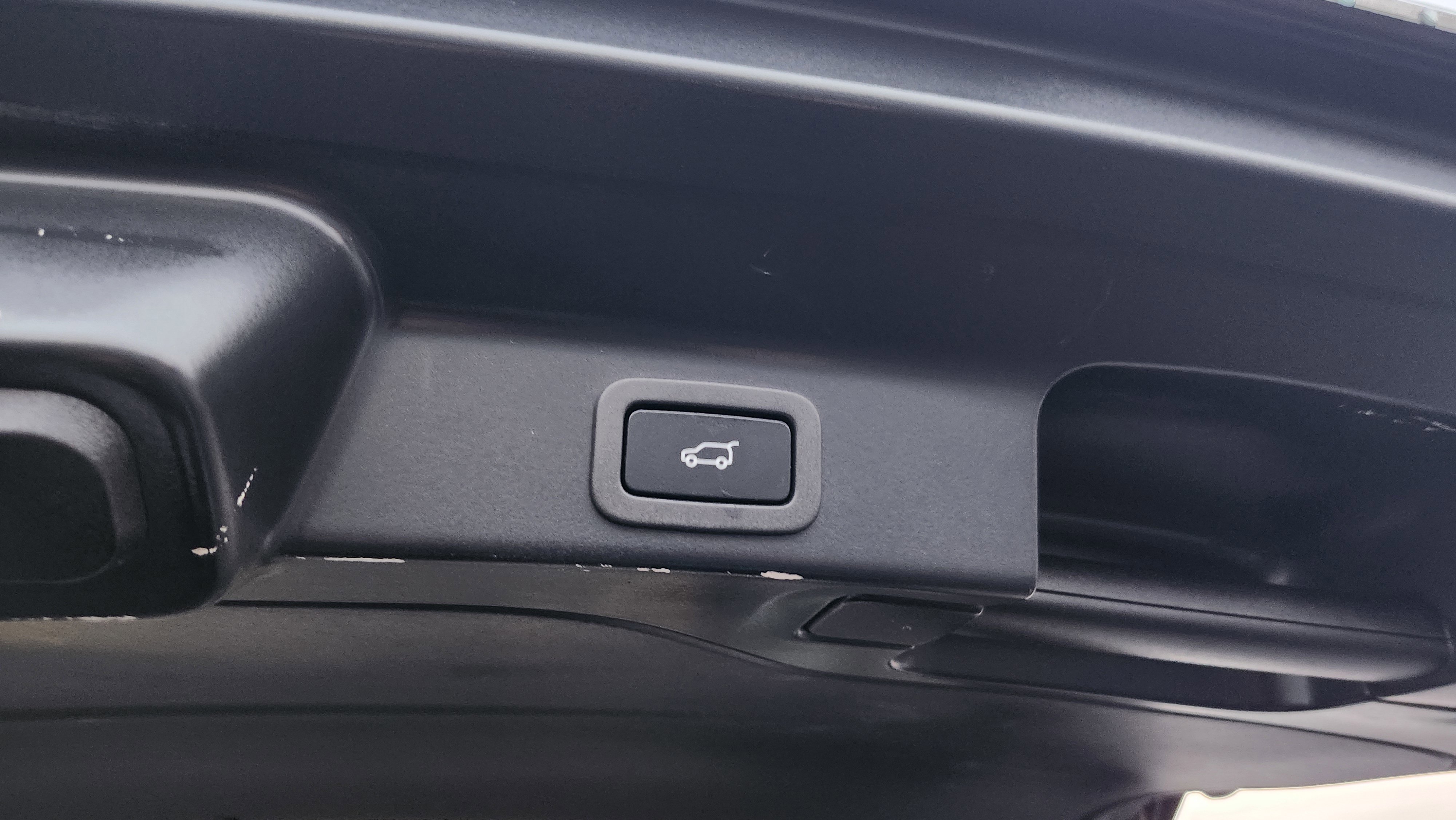 Used 2020 Jaguar F-PACE Premium image 17