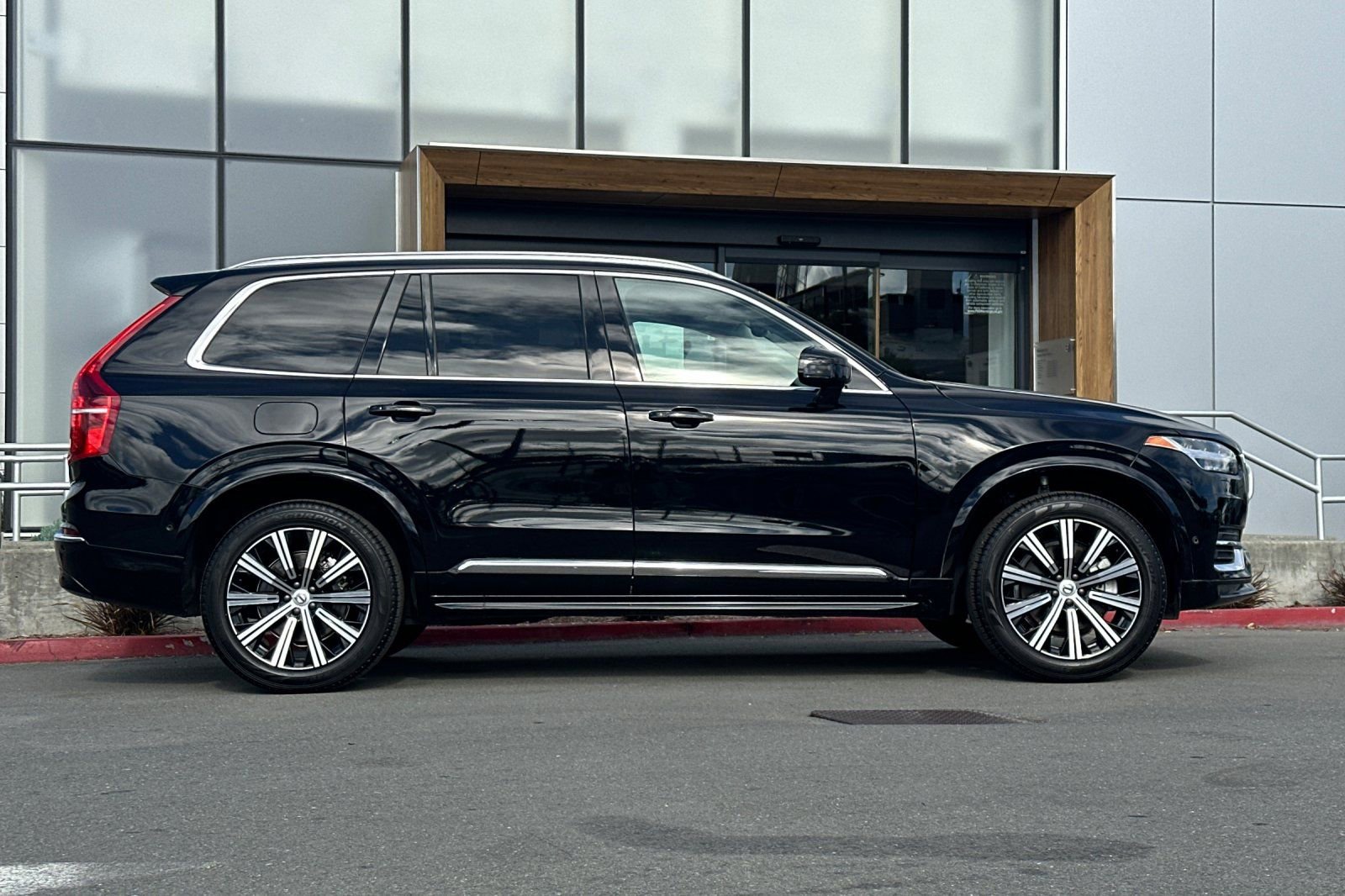 Certified 2025 Volvo XC90 B6 Plus image 9