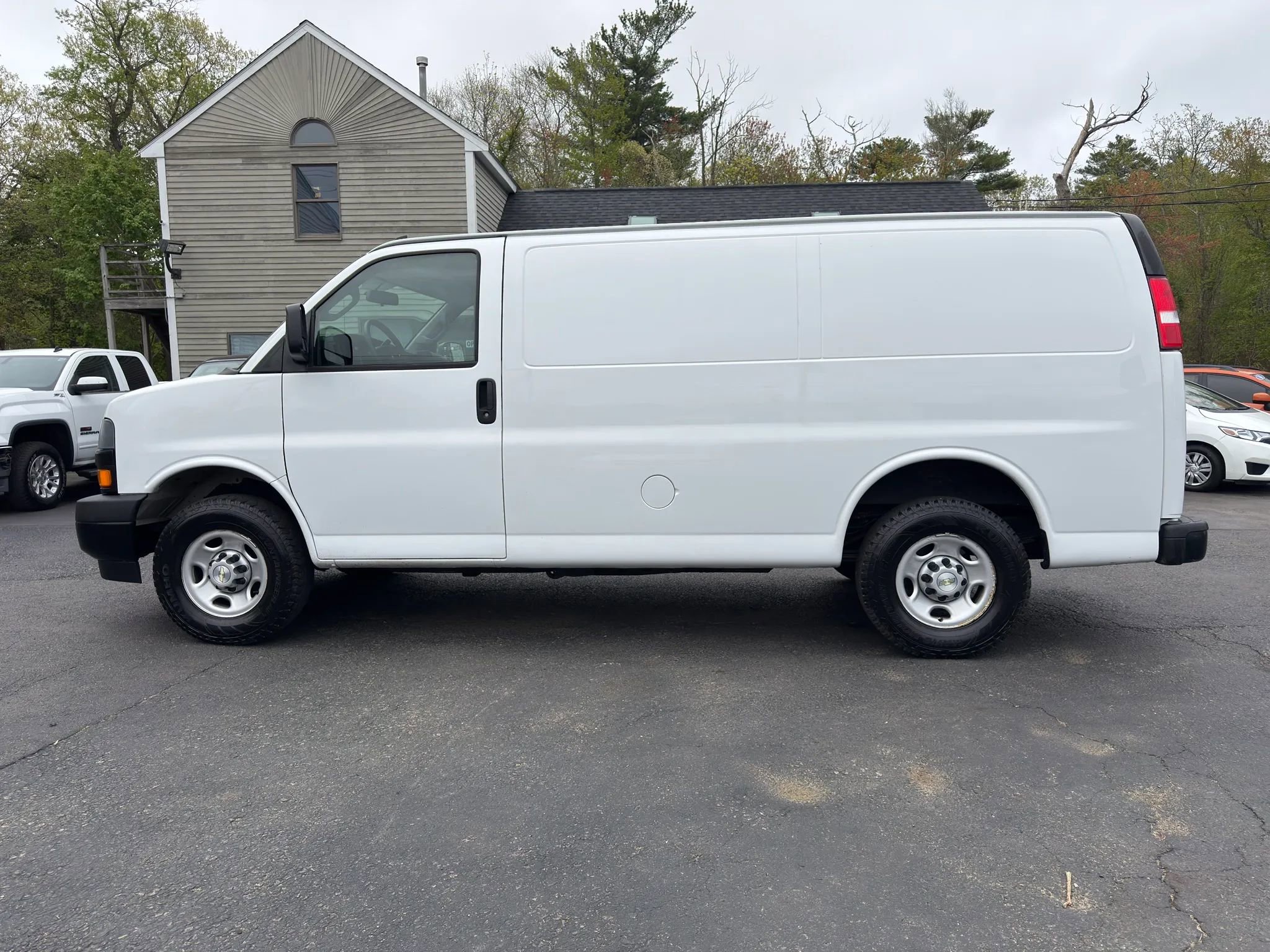 Used 2021 Chevrolet Express 2500 RWD image 4