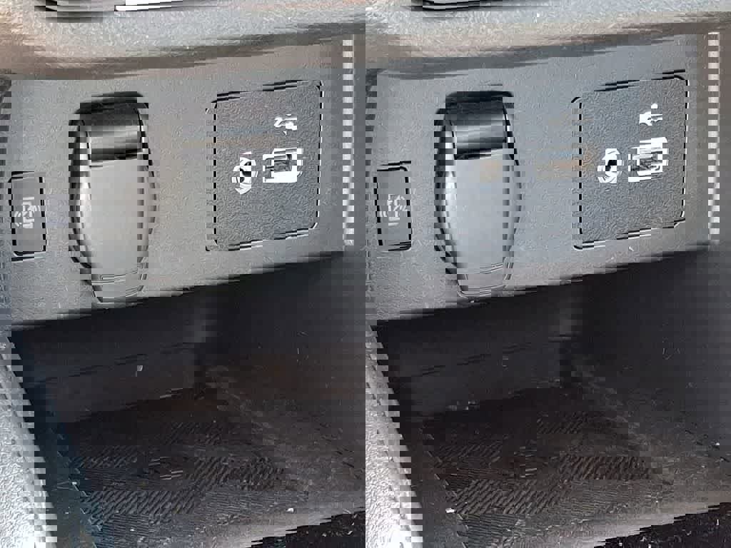 Used 2025 Nissan Versa SV image 23