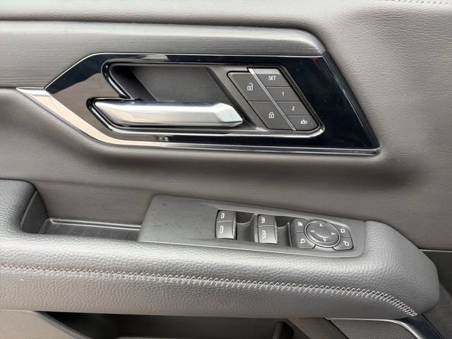 Used 2025 GMC Yukon XL Denali AWD/4WD image 4
