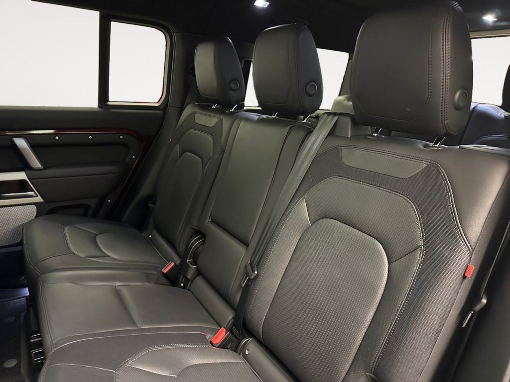 Used 2024 Land Rover Defender 130 X-Dynamic SE image 12