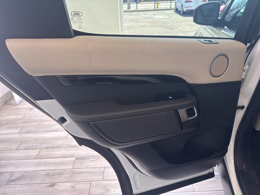 Used 2020 Land Rover Discovery SE AWD/4WD image 9