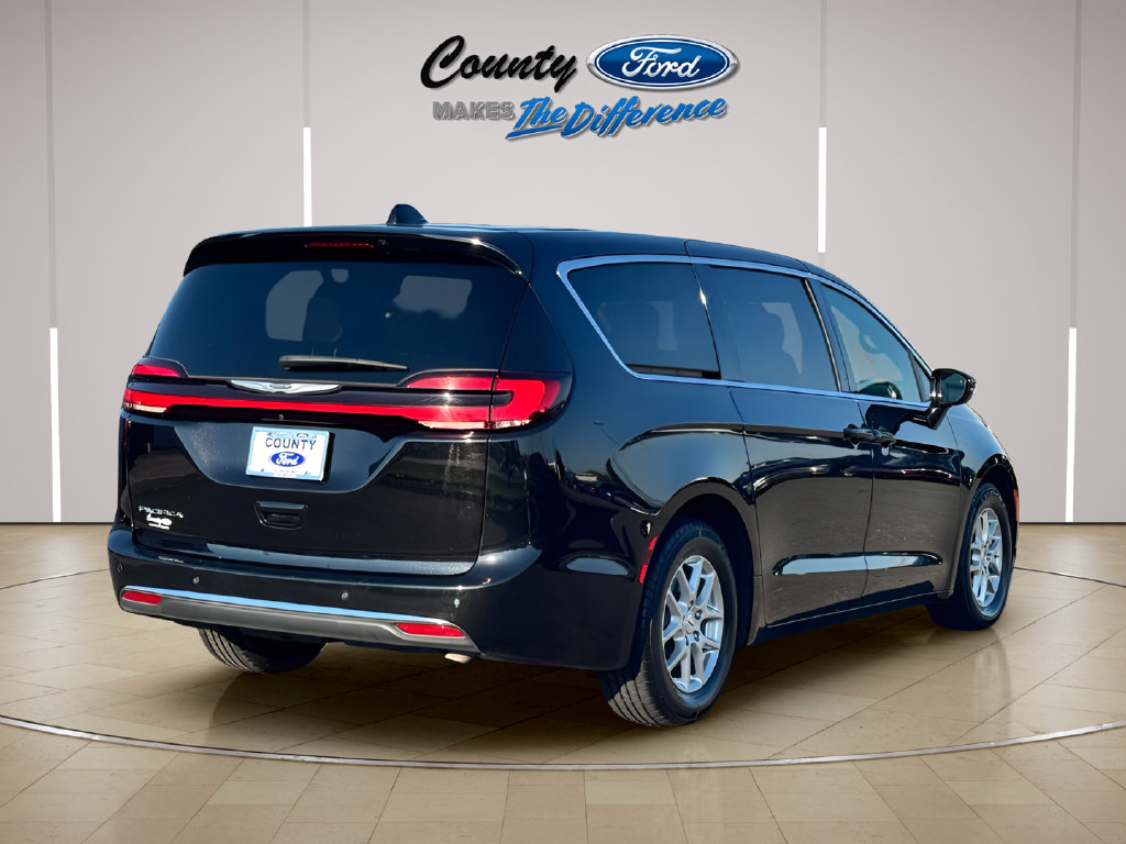 Used 2025 Chrysler Pacifica Select FWD image 8