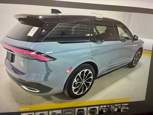 Used 2025 Lincoln Nautilus Reserve AWD/4WD image 3