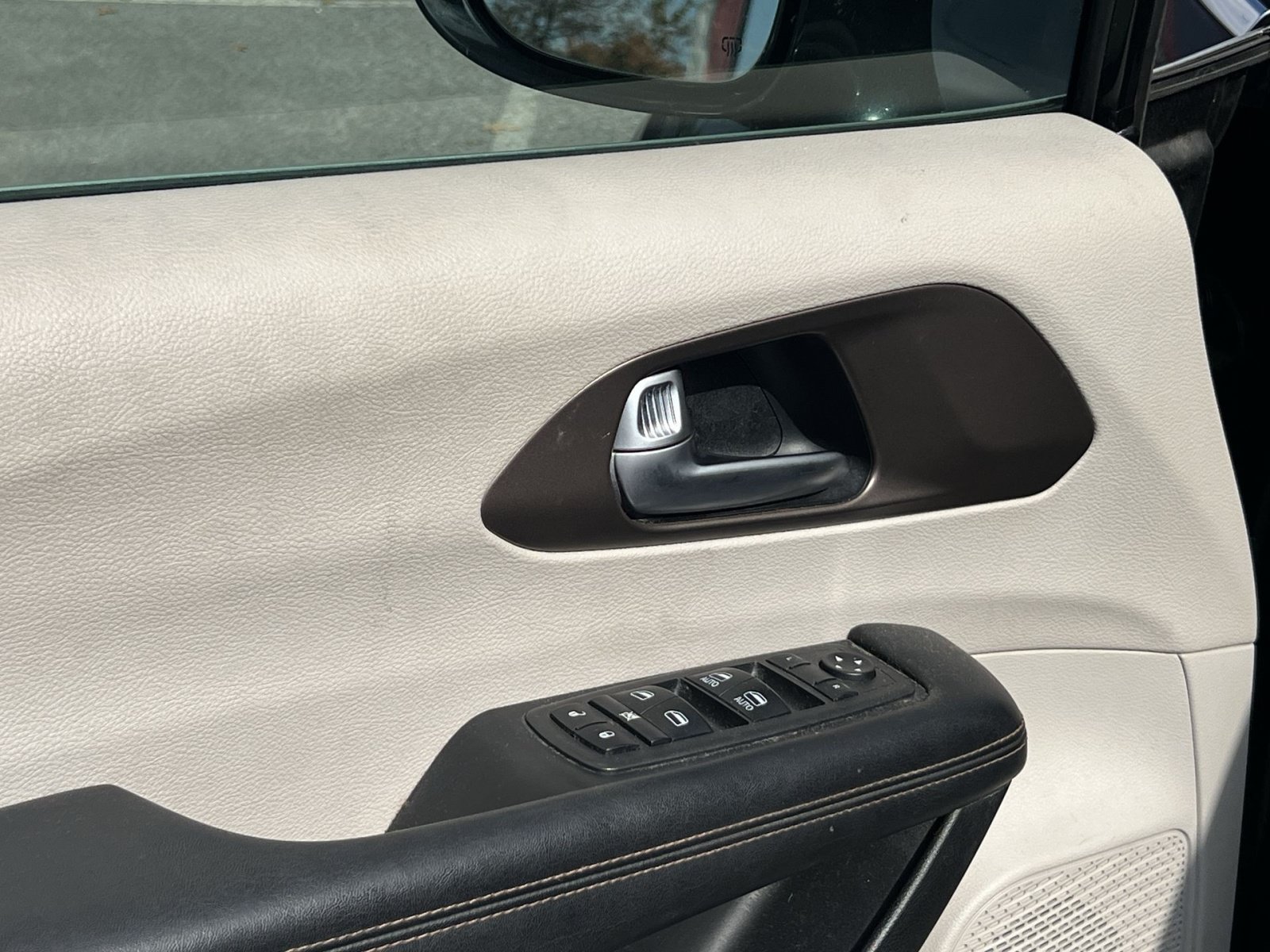 Used 2018 Chrysler Pacifica Touring-L FWD image 14
