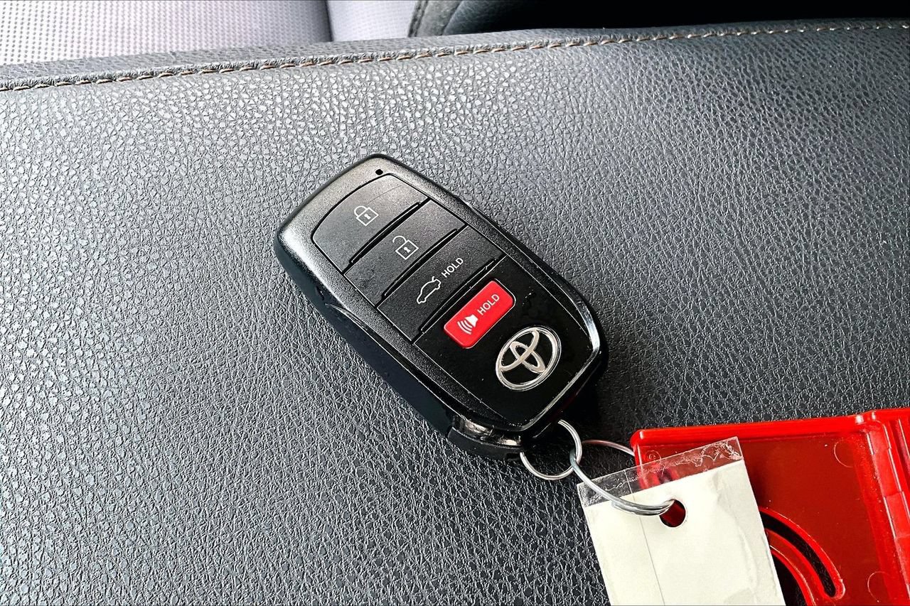 Used 2025 Toyota Camry XLE FWD image 34