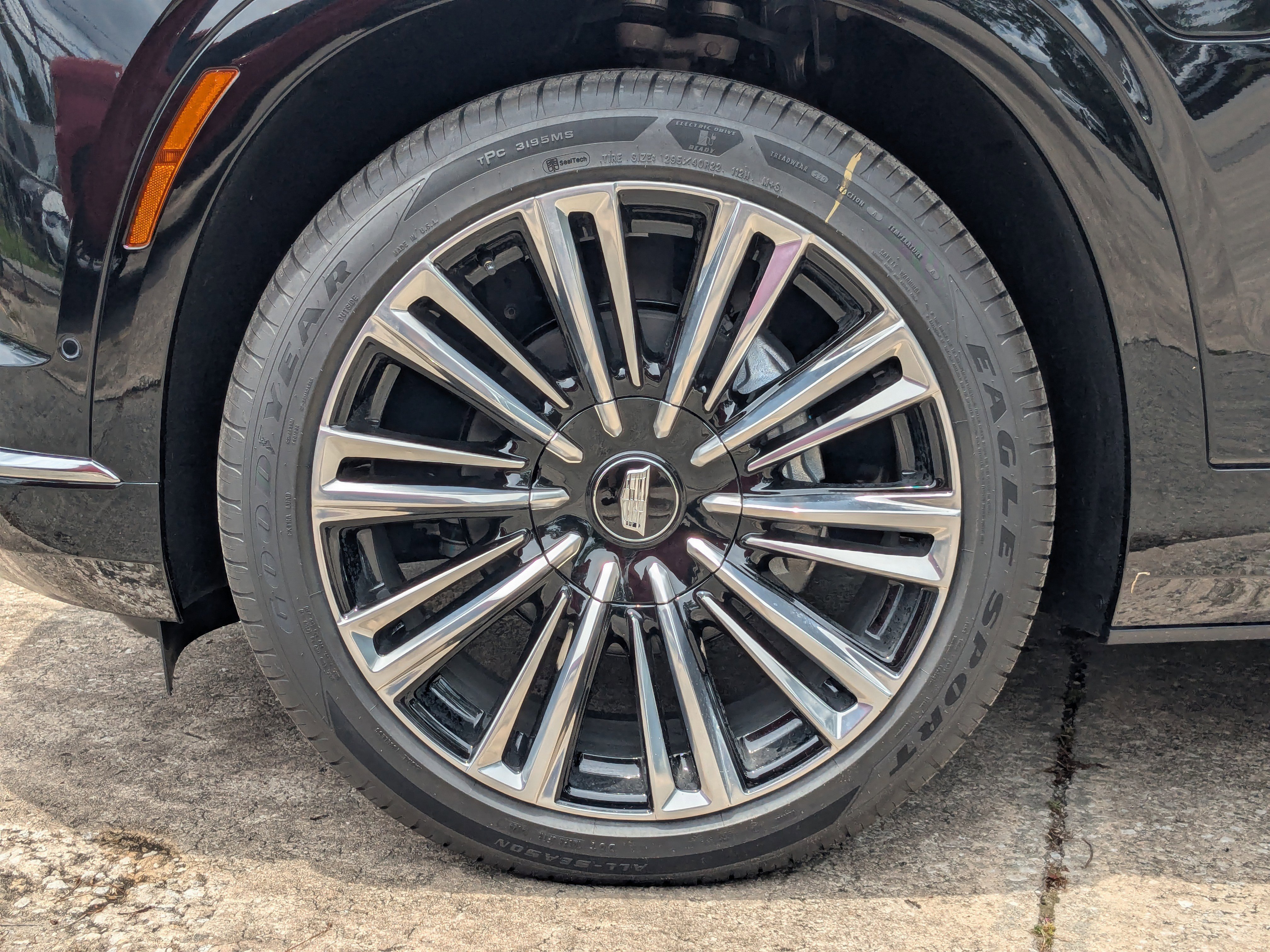 New 2026 Cadillac Vistiq Premium Luxury w/ LPO, Floor Liner Package image 25