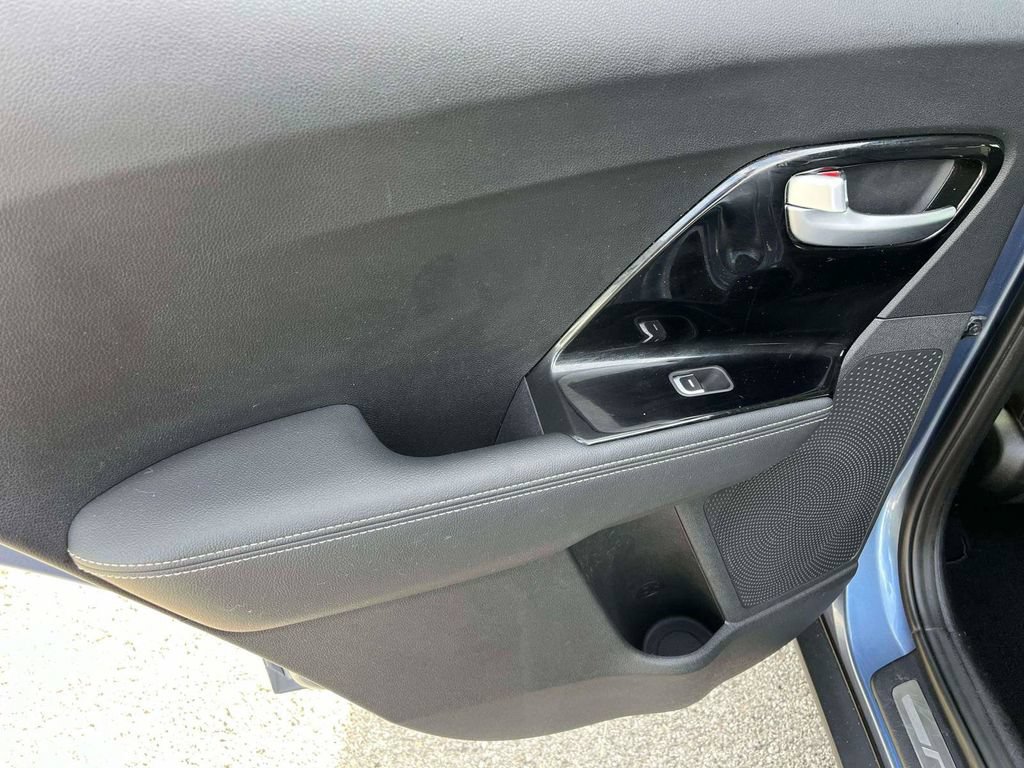 Used 2022 Kia Niro EX Premium FWD image 4