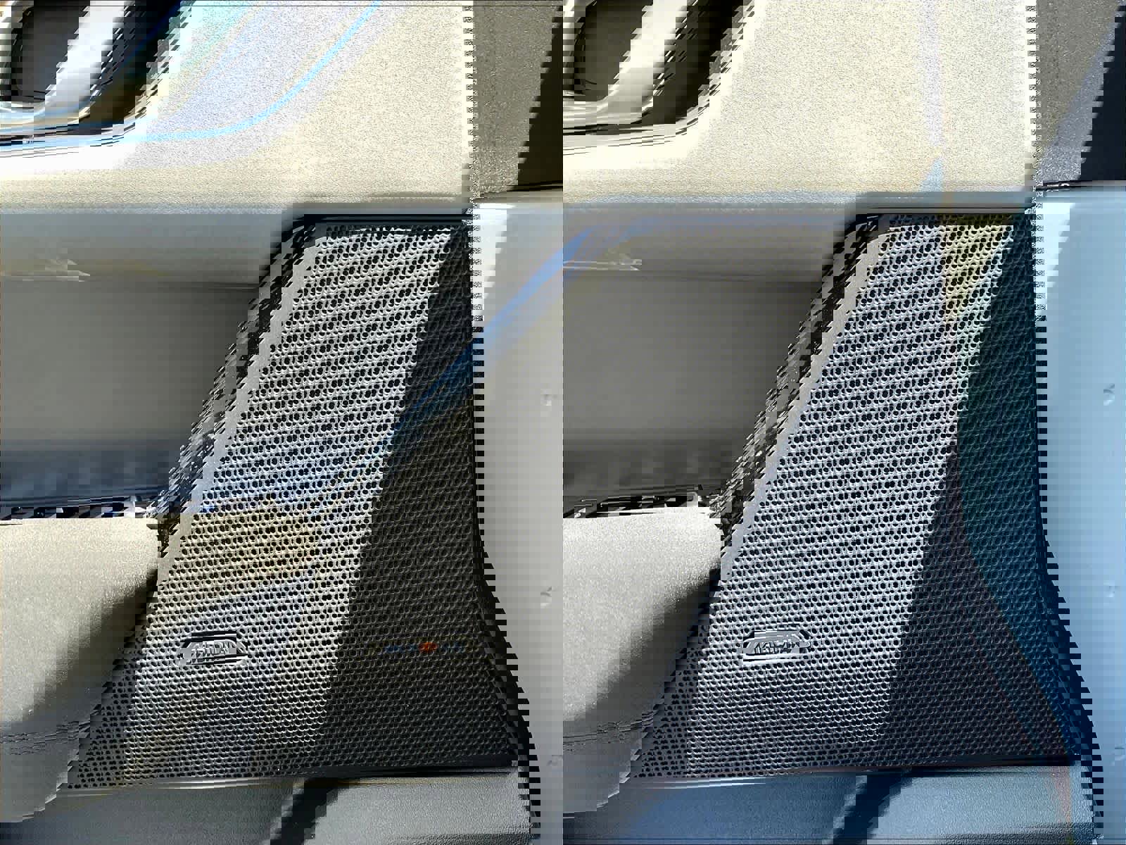 New 2025 Land Rover Range Rover Velar Dynamic SE image 22