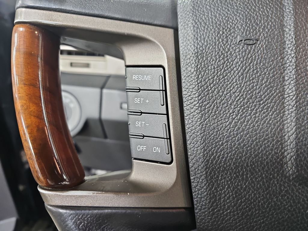 Used 2011 Lincoln Navigator L 4WD image 23