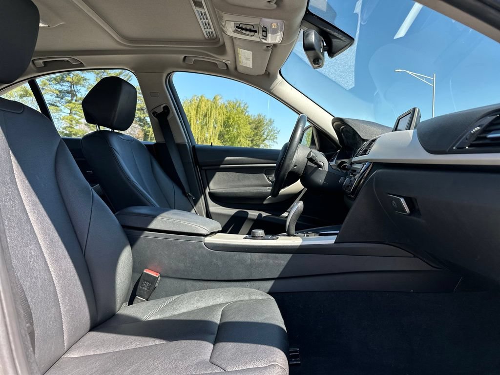 Used 2018 BMW 320i xDrive Sedan w/ Convenience Package AWD/4WD image 25