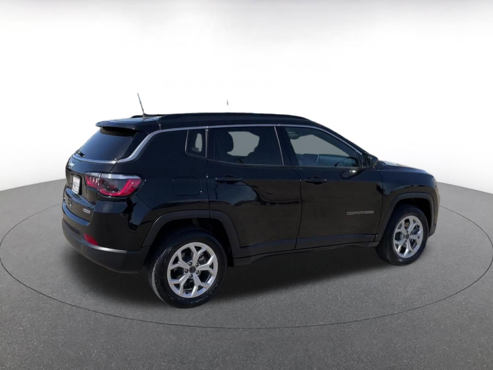 Used 2025 Jeep Compass Latitude AWD/4WD image 15