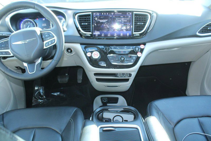 Used 2024 Chrysler Pacifica Touring-L image 13