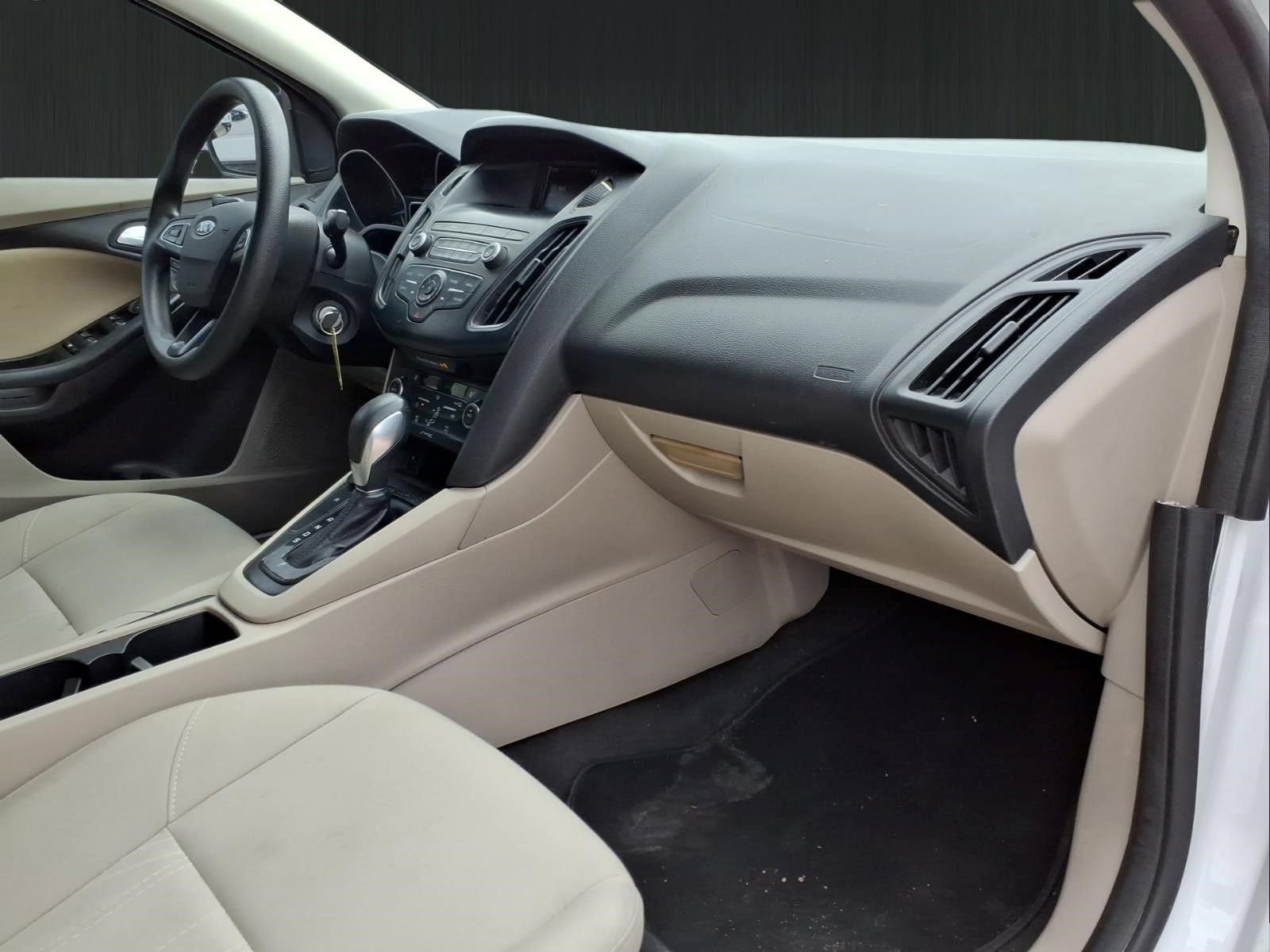 Used 2018 Ford Focus SE w/ SE Appearance Package FWD image 13