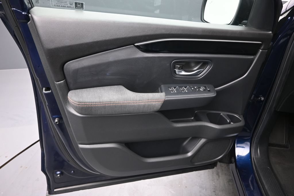 Used 2025 Honda Pilot Sport image 14