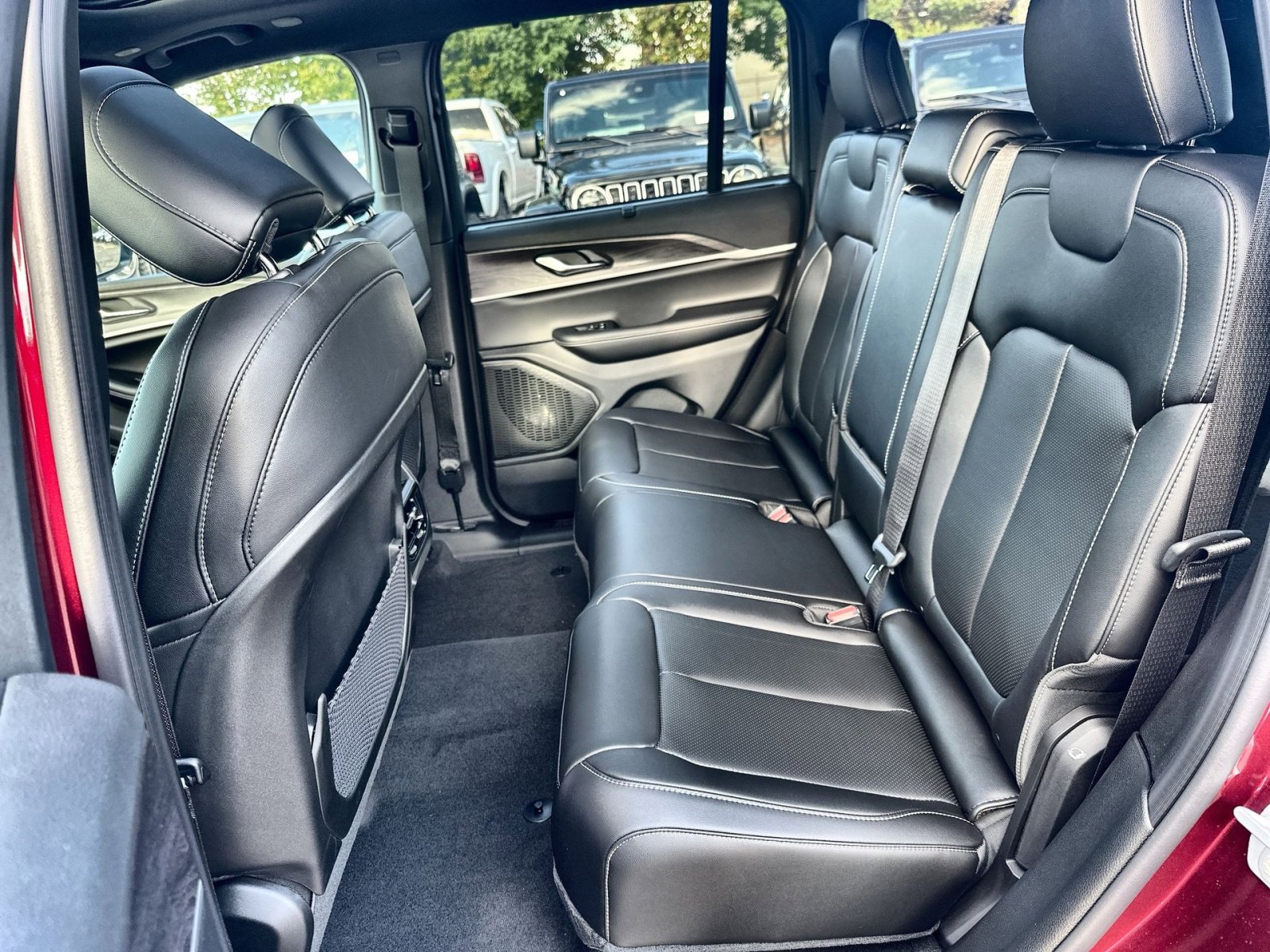 New 2025 Jeep Grand Cherokee Limited w/ Luxury Tech Group II image 25