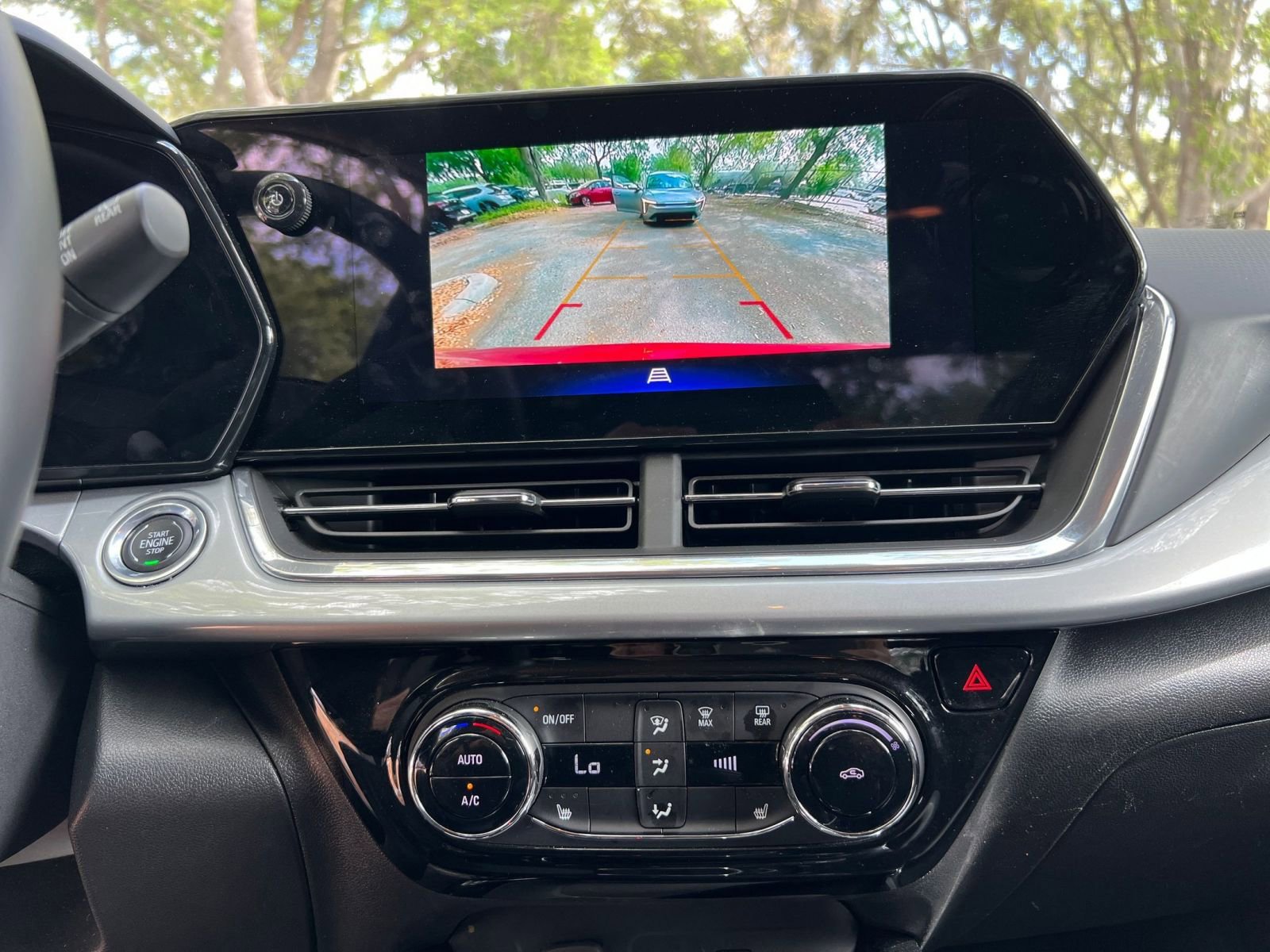 Used 2025 Chevrolet Trax LT w/ LT Convenience Package image 17