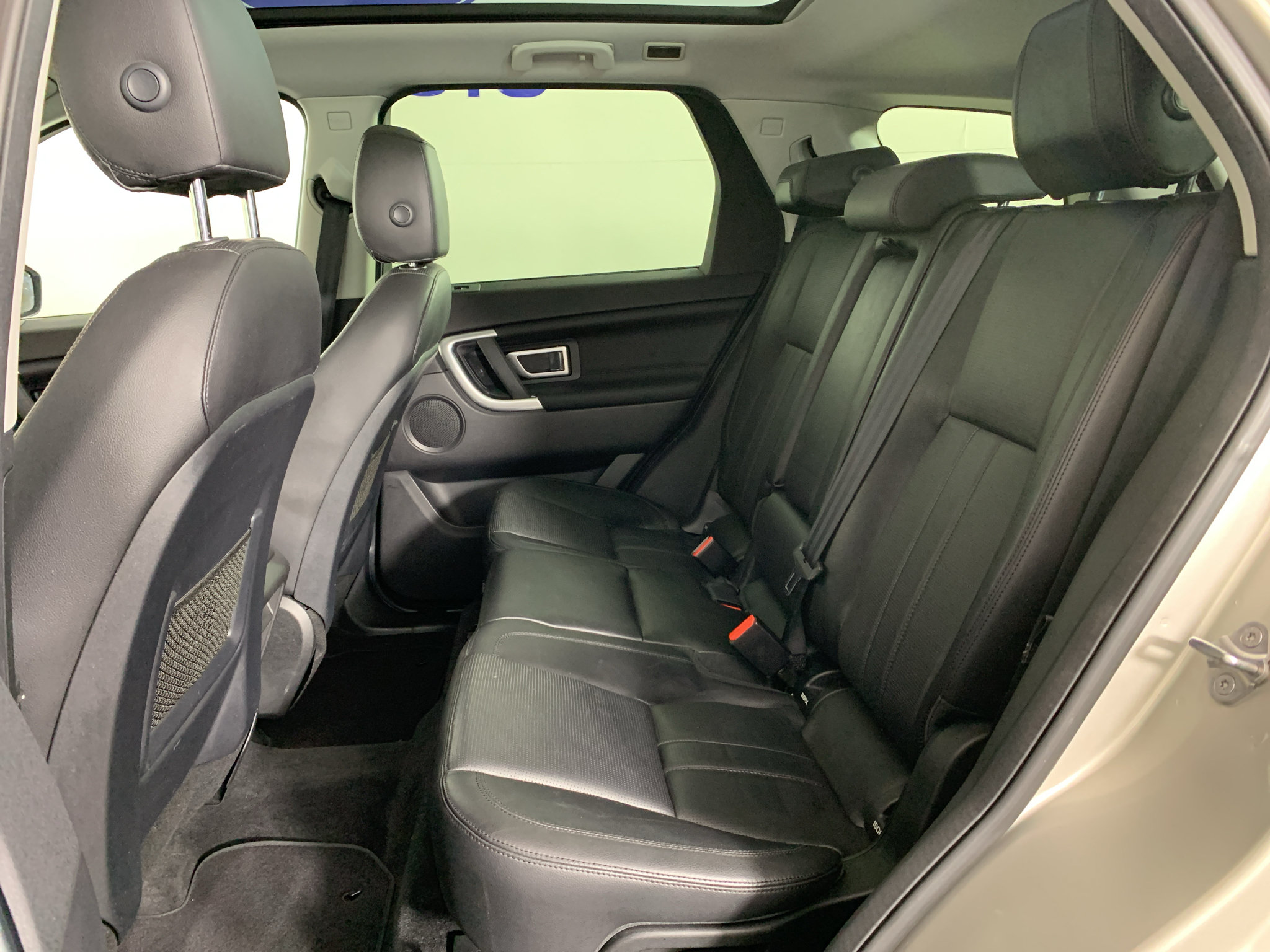 Used 2017 Land Rover Discovery Sport HSE AWD/4WD image 32