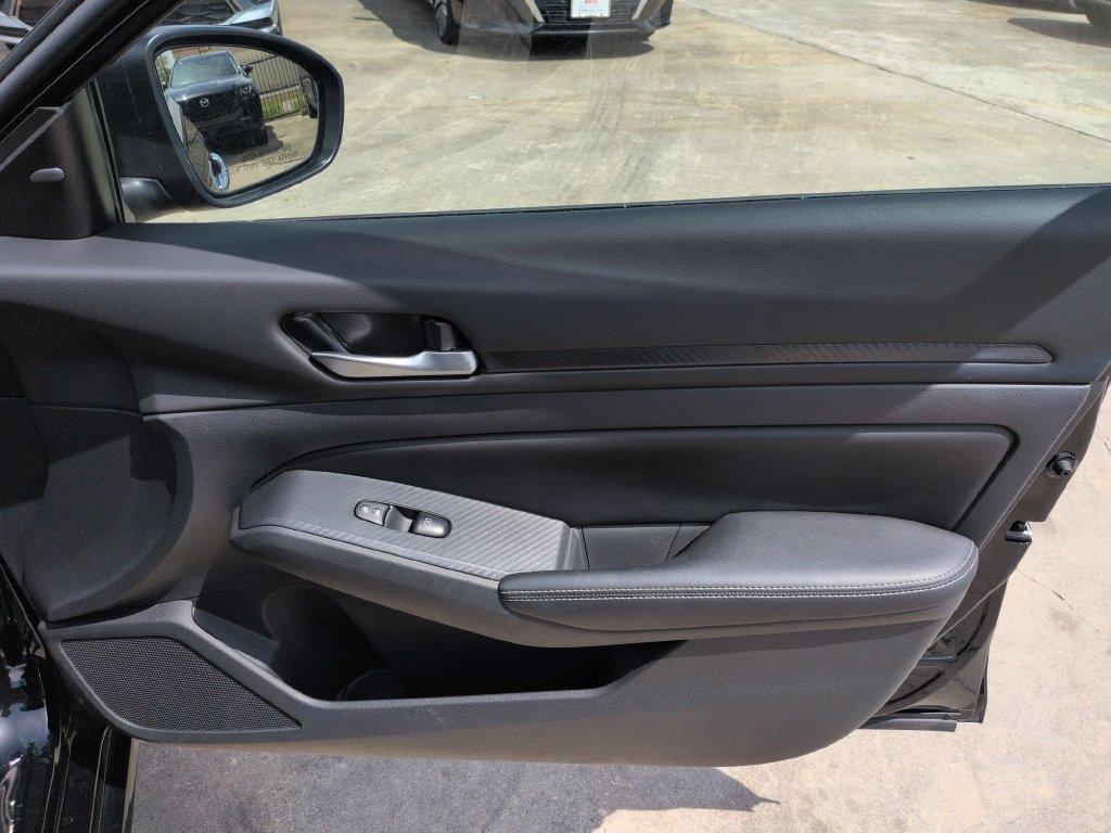 Used 2025 Nissan Altima 2.5 SV FWD image 32